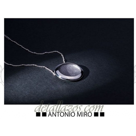 Collar plateado de Antonio Miro