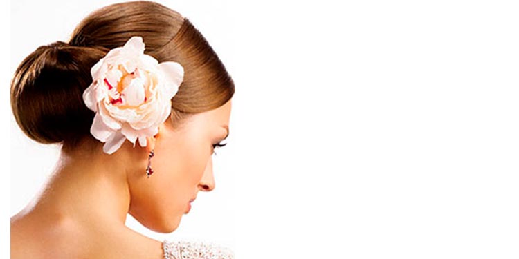 Peinados semirecogidos con flores para novia