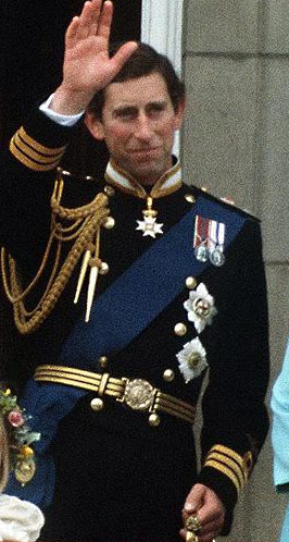 Carlos de Inglaterra con su traje novio